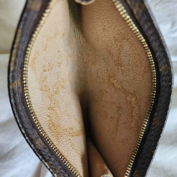 Louis Vuitton Pouch. Inside is tacky and zipper is not smooth - Picture 5 of 6